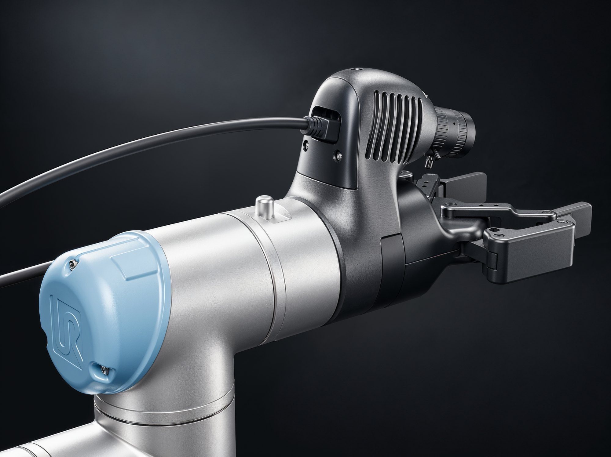 Adapter mounted between UR5e flange and gripper